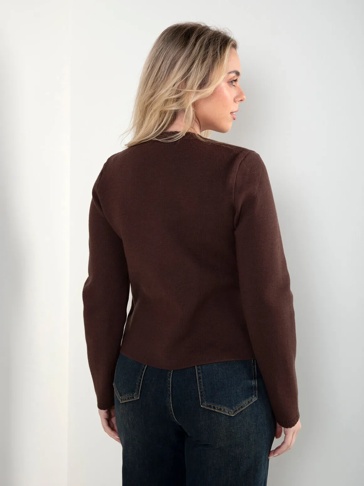 Casaco malha com botões dourados