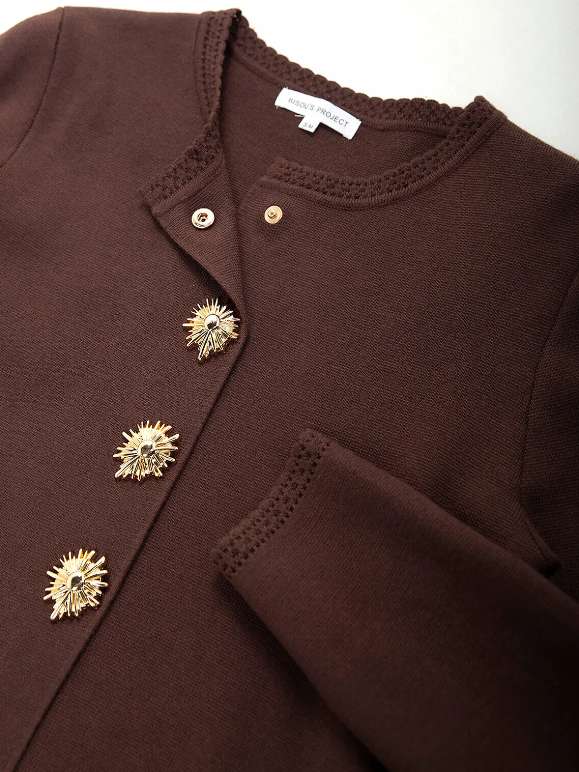 Casaco malha com botões dourados