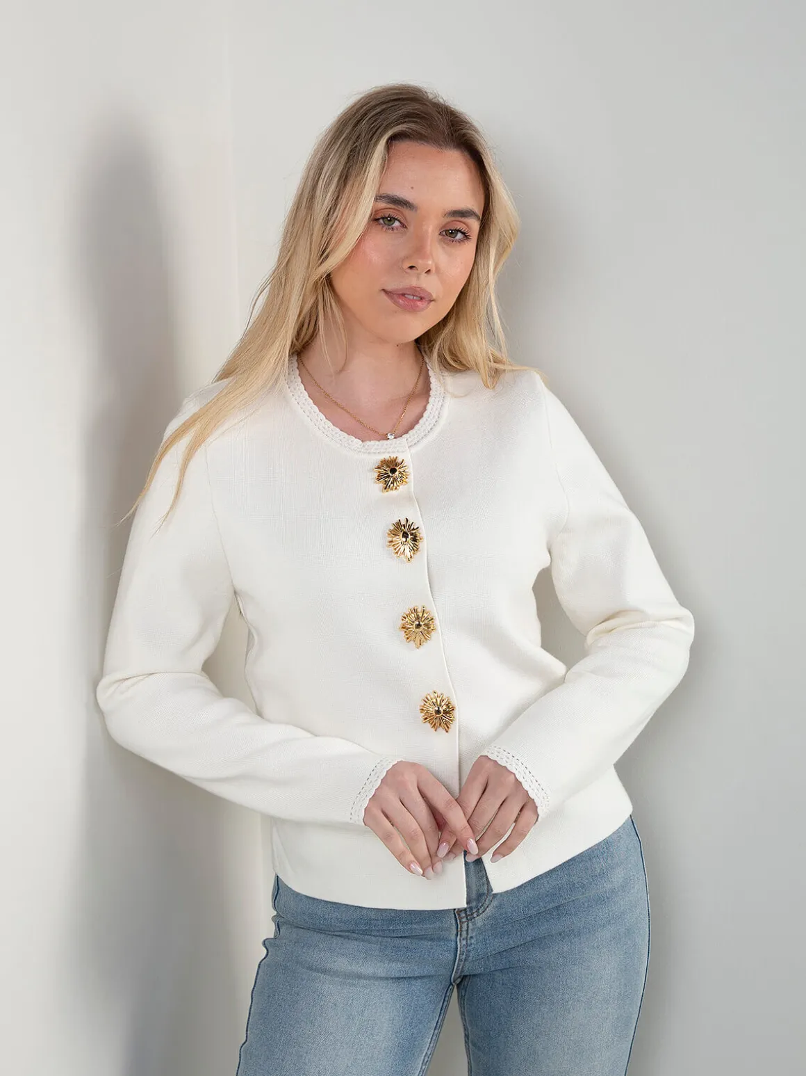 Casaco malha com botões dourados