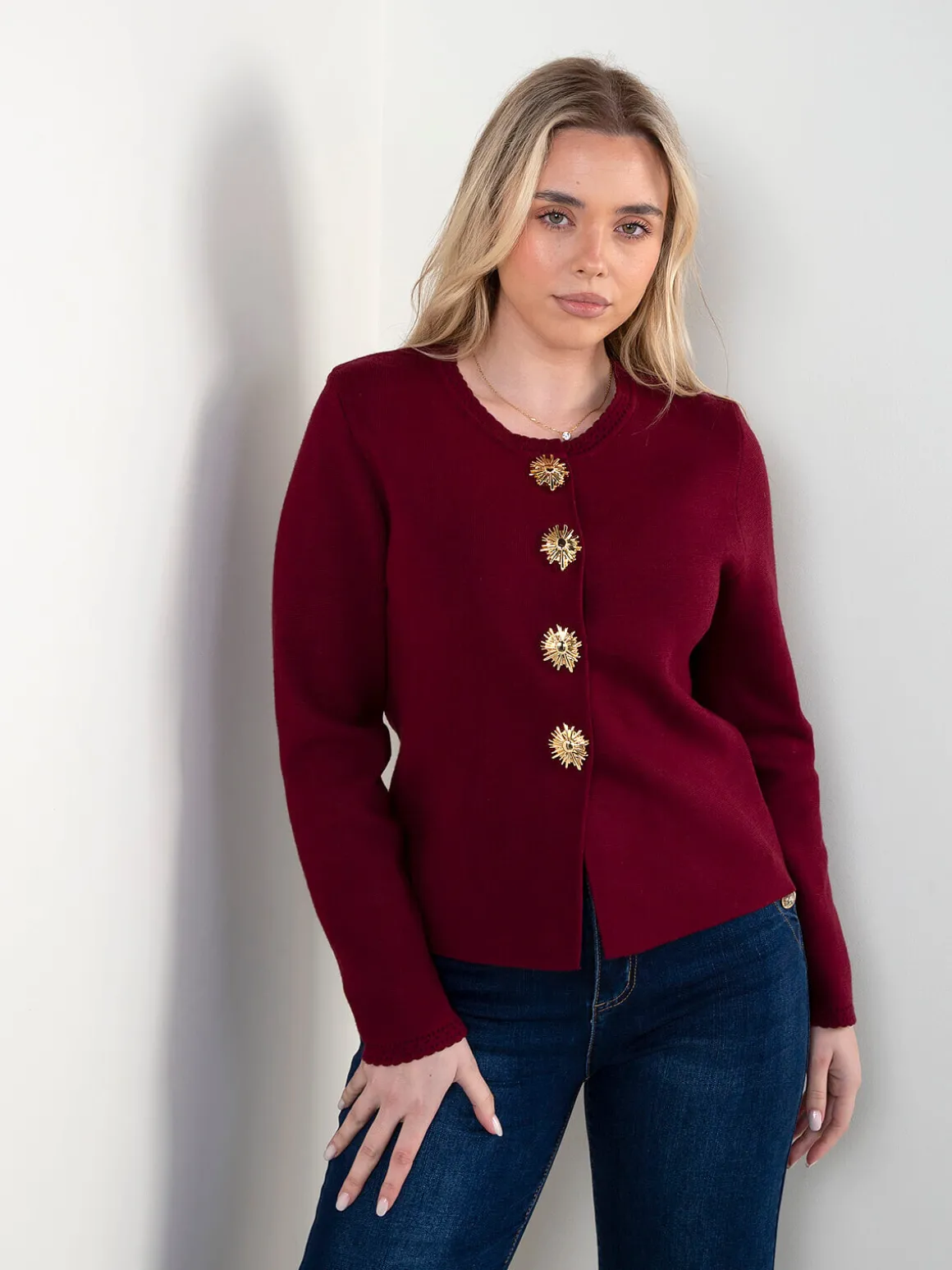 Casaco malha com botões dourados