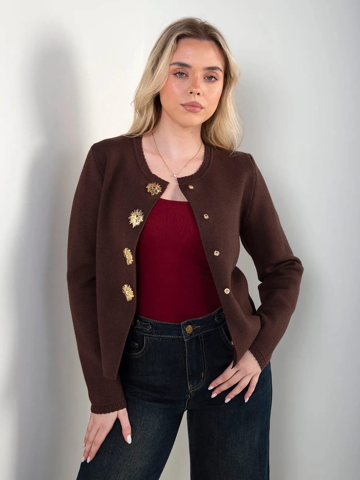 Casaco malha com botões dourados