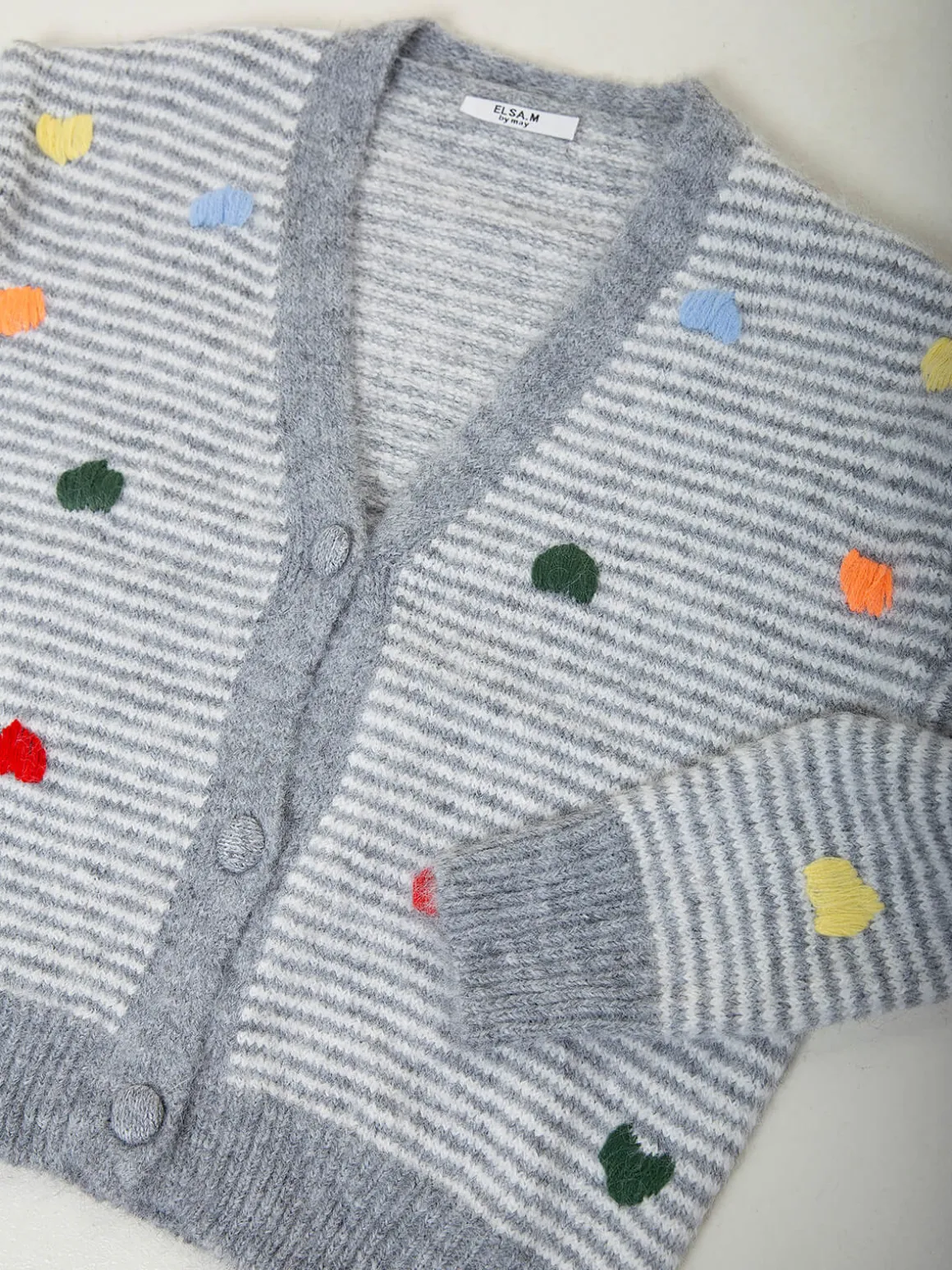 Casaco malha com botões e corações