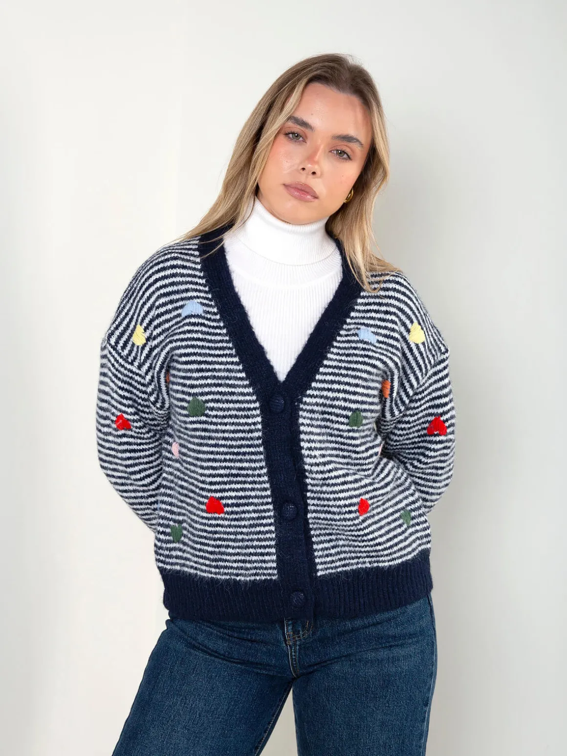 Casaco malha com botões e corações