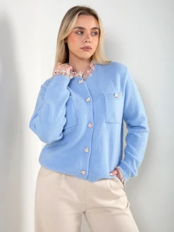 Casaco malha com botões estampados