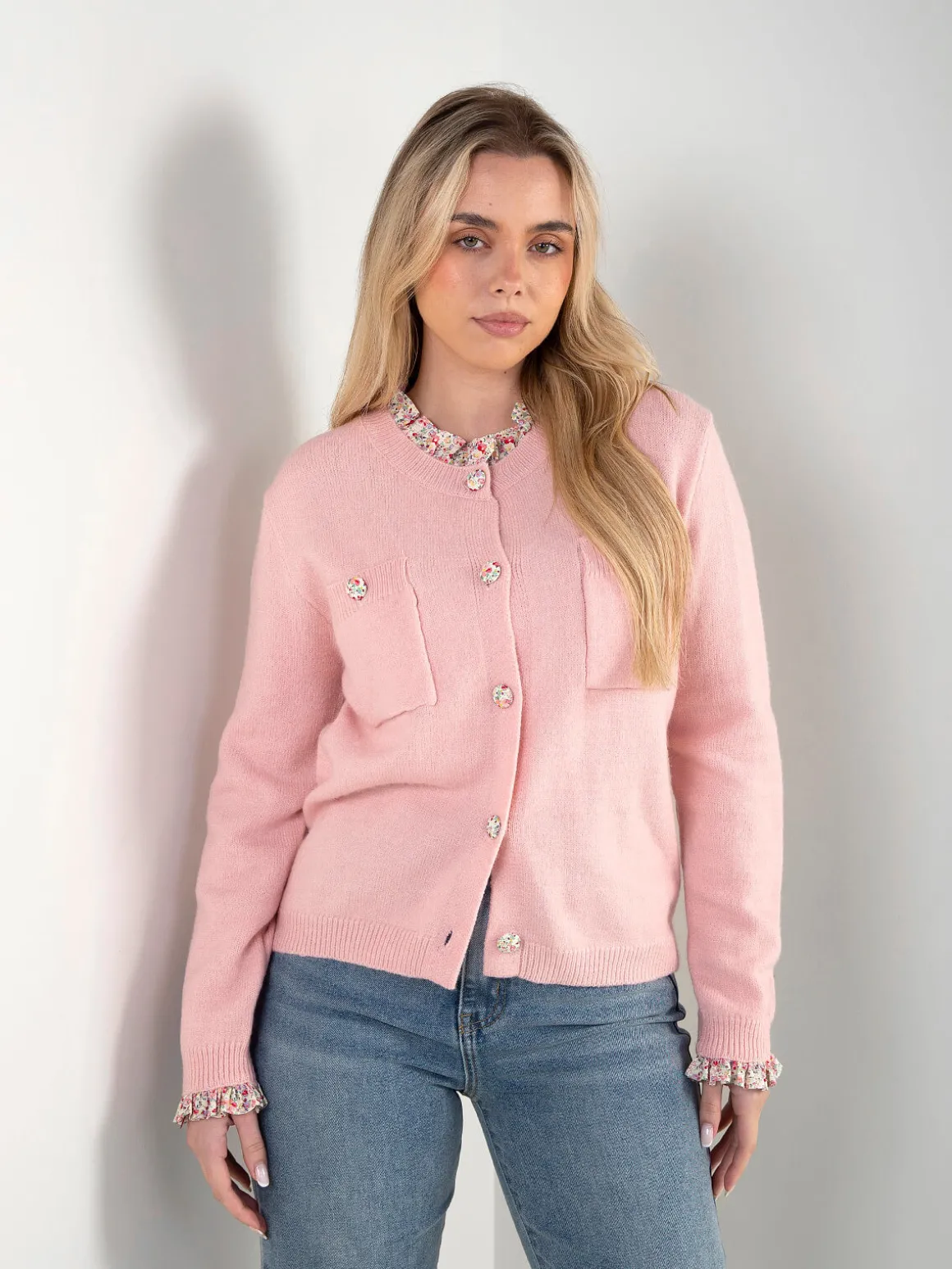 Casaco malha com botões estampados