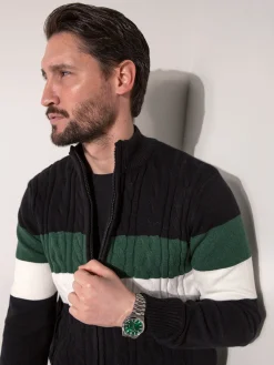 Casaco malha entrançada gola subida