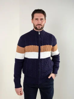 Casaco malha entrançada gola subida