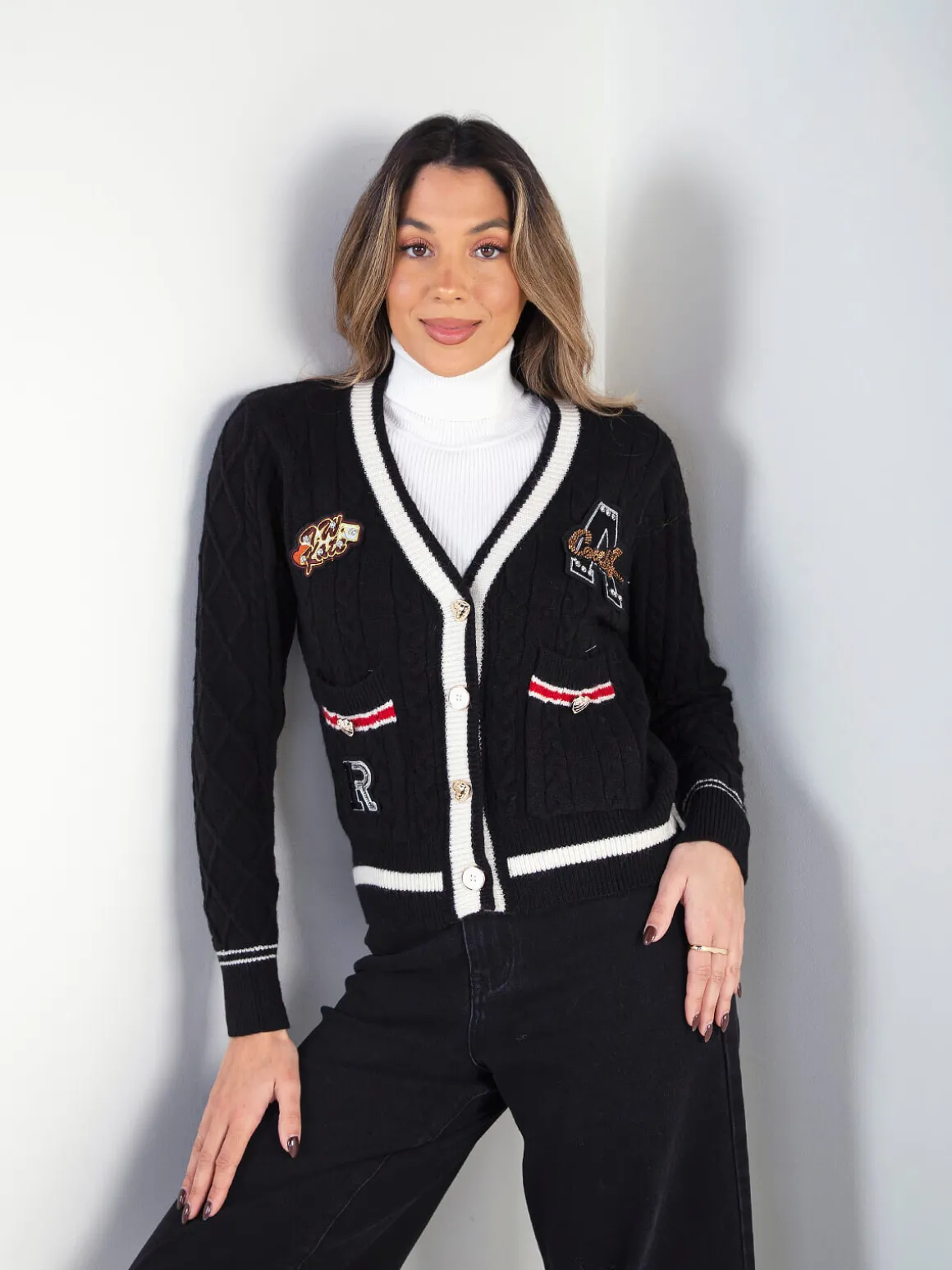 Casaco malha preto com aplicações