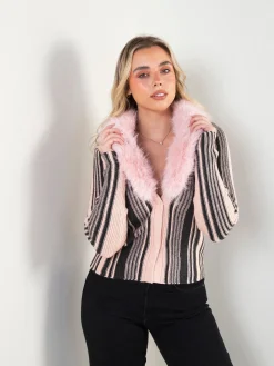 Casaco malha rosa decote com pelo