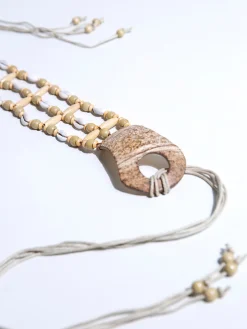 Cinto bege com conchas