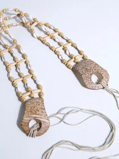 Cinto bege com conchas