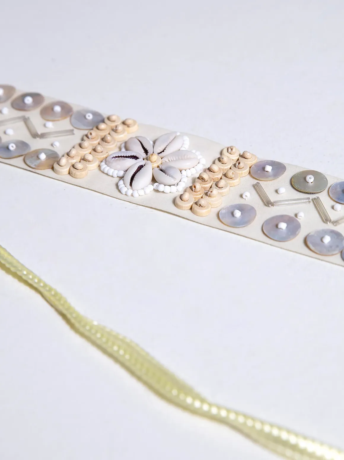 Cinto bege com missangas