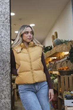 Colete acolchoado amarelo com capuz