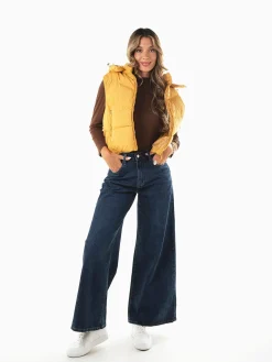 Colete acolchoado amarelo com capuz