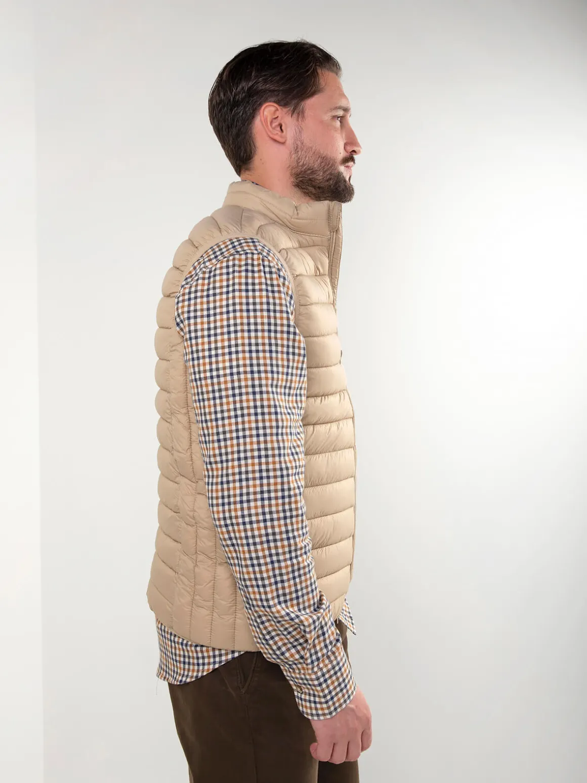 Colete acolchoado leve com gola subida