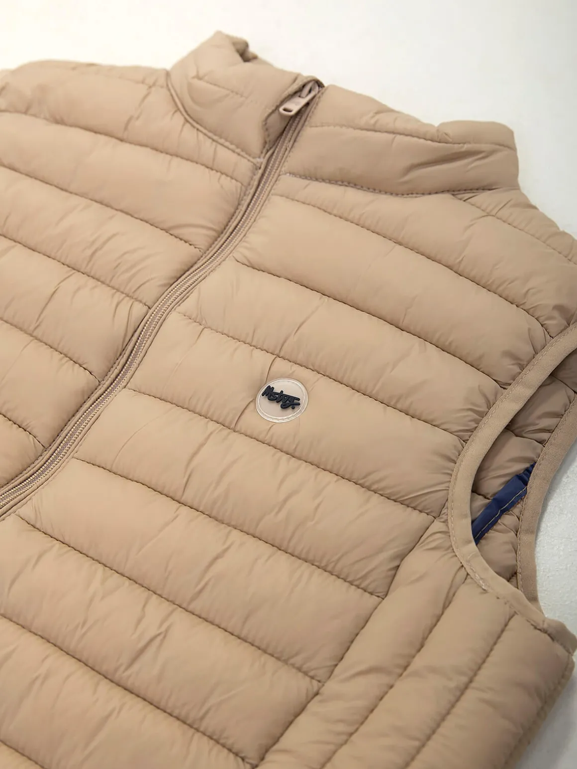 Colete acolchoado leve com gola subida