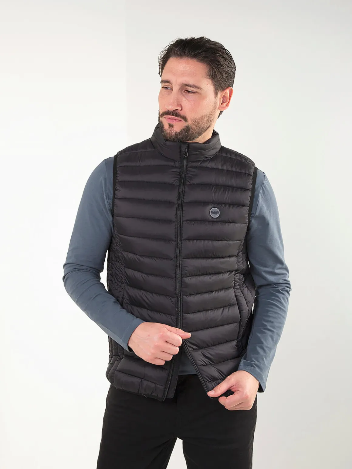 Colete acolchoado leve com gola subida