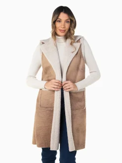 Colete comprido com pelo encaracolado