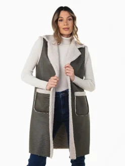 Colete comprido com pelo encaracolado