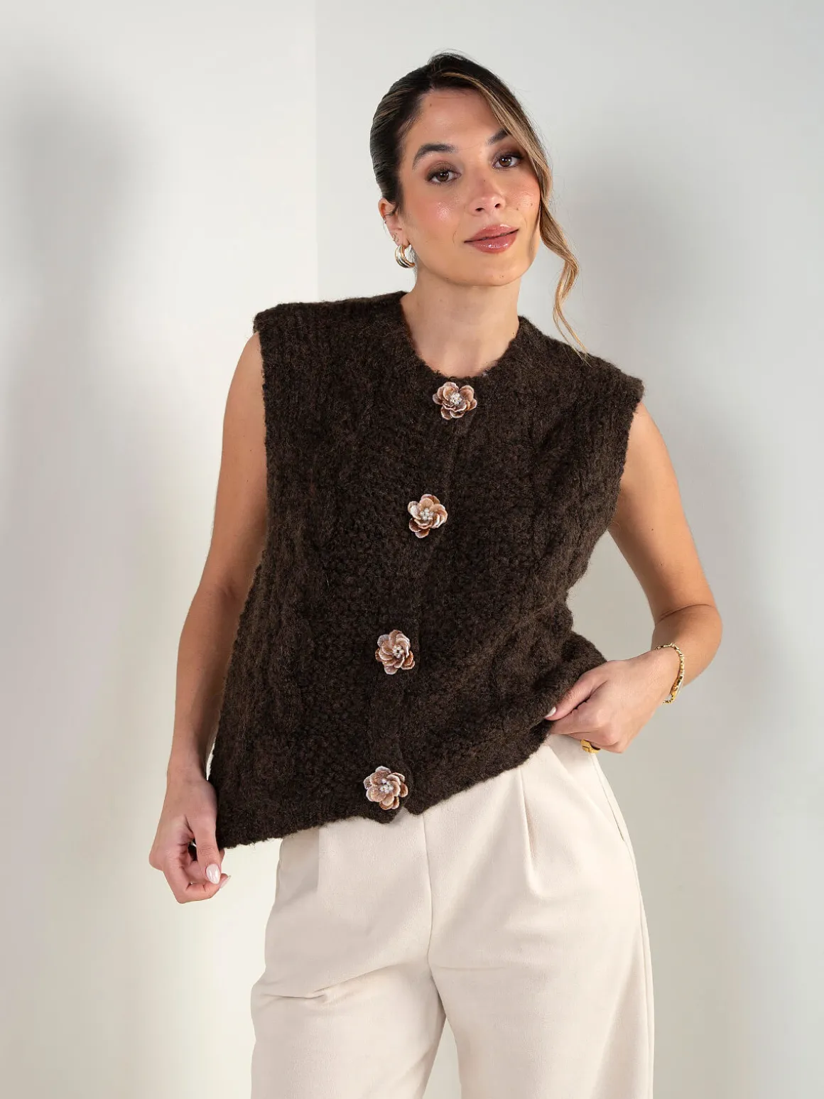 Colete de malha com botões florais