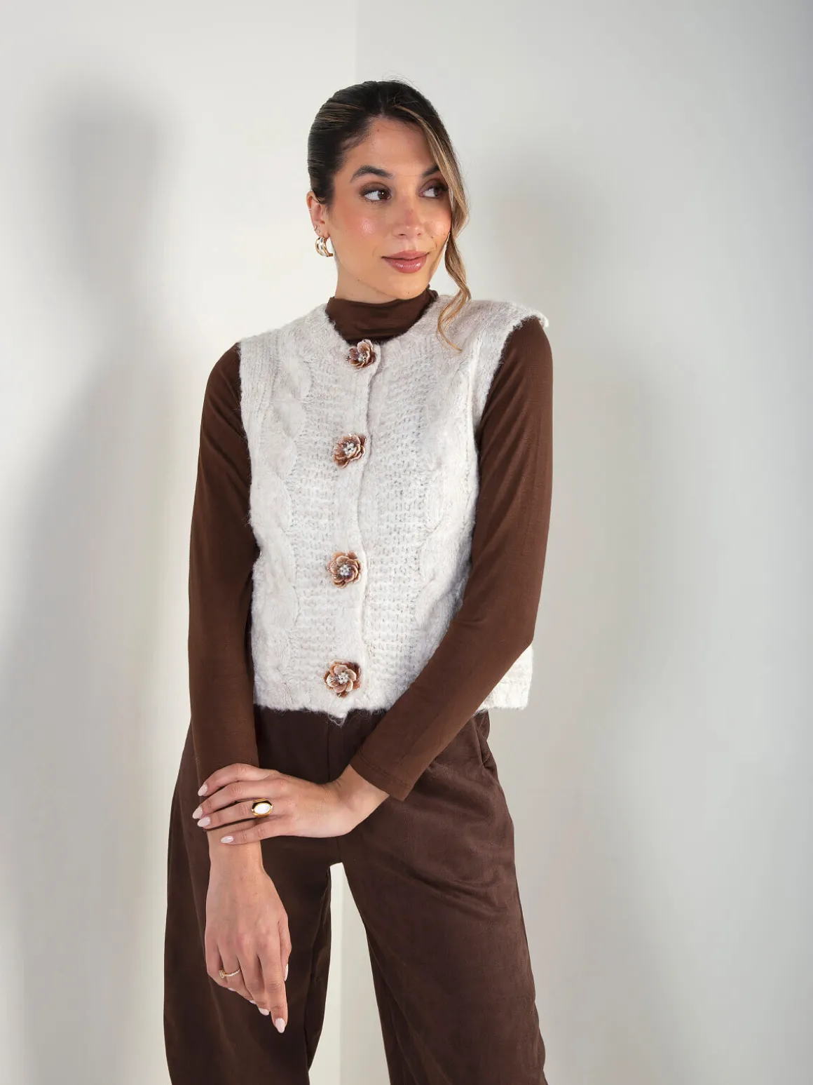 Colete de malha com botões florais