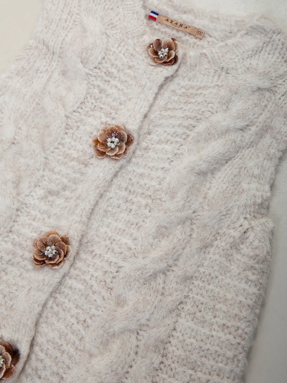 Colete de malha com botões florais