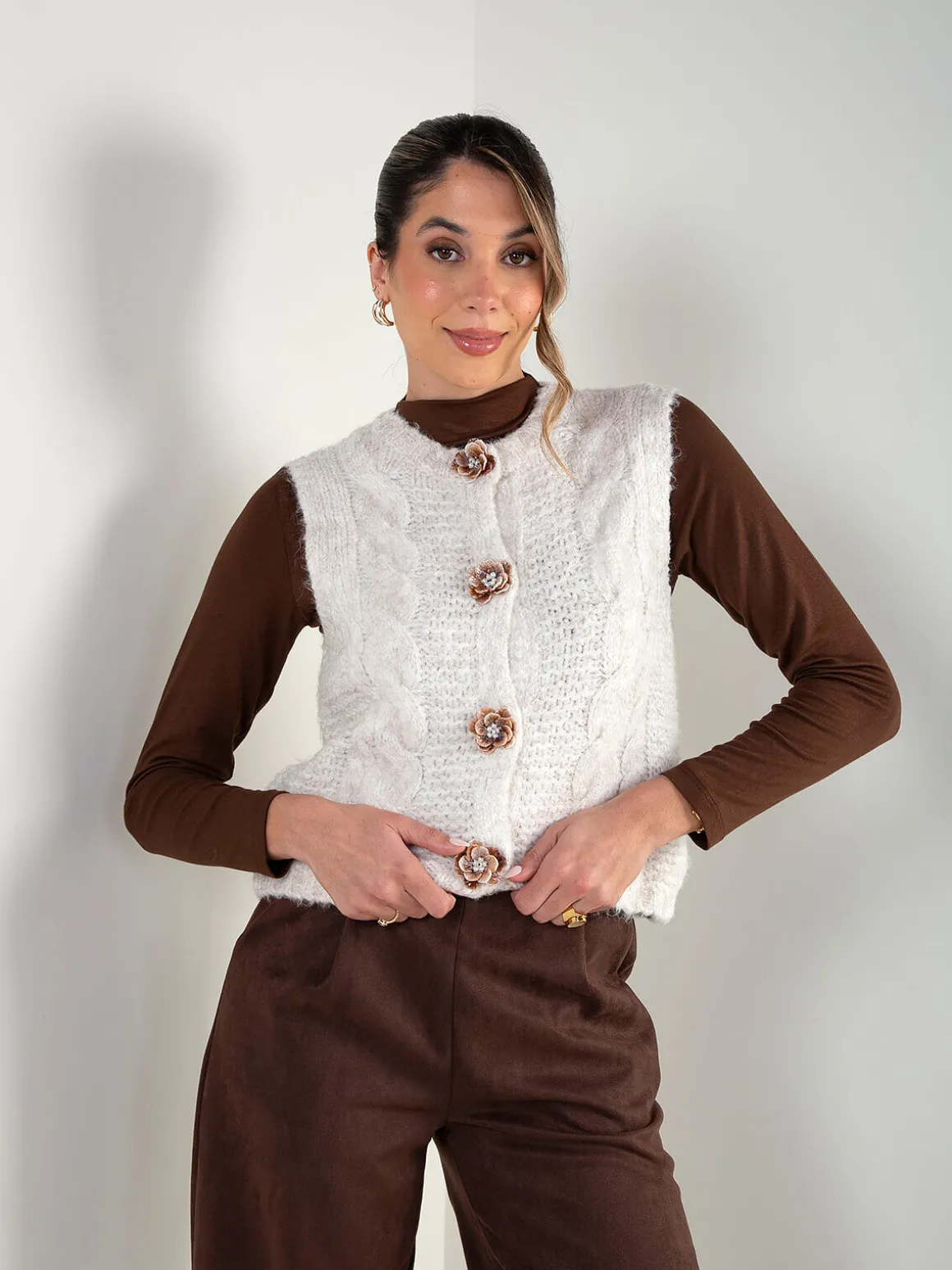 Colete de malha com botões florais