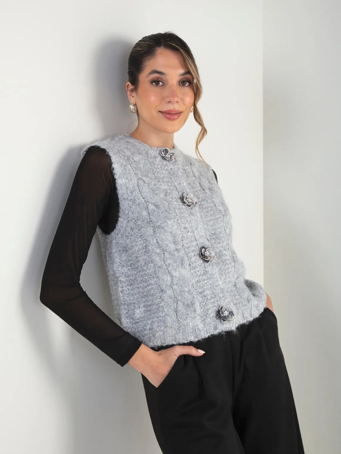 Colete de malha com botões florais