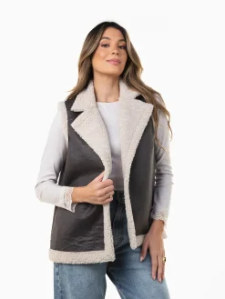 Colete efeito camurça com gola e pelo