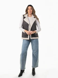 Colete efeito camurça com gola e pelo