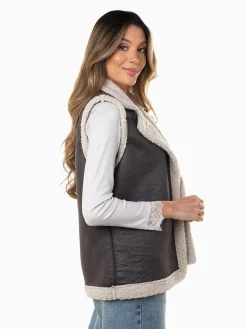 Colete efeito camurça com gola e pelo