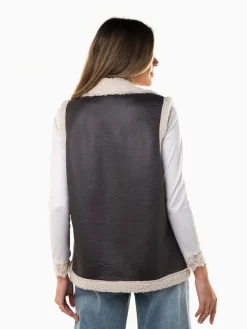 Colete efeito camurça com gola e pelo