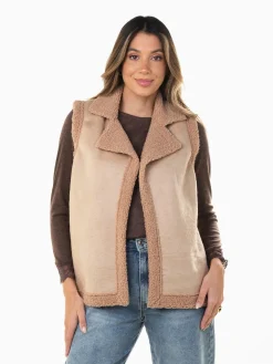 Colete efeito camurça com gola e pelo