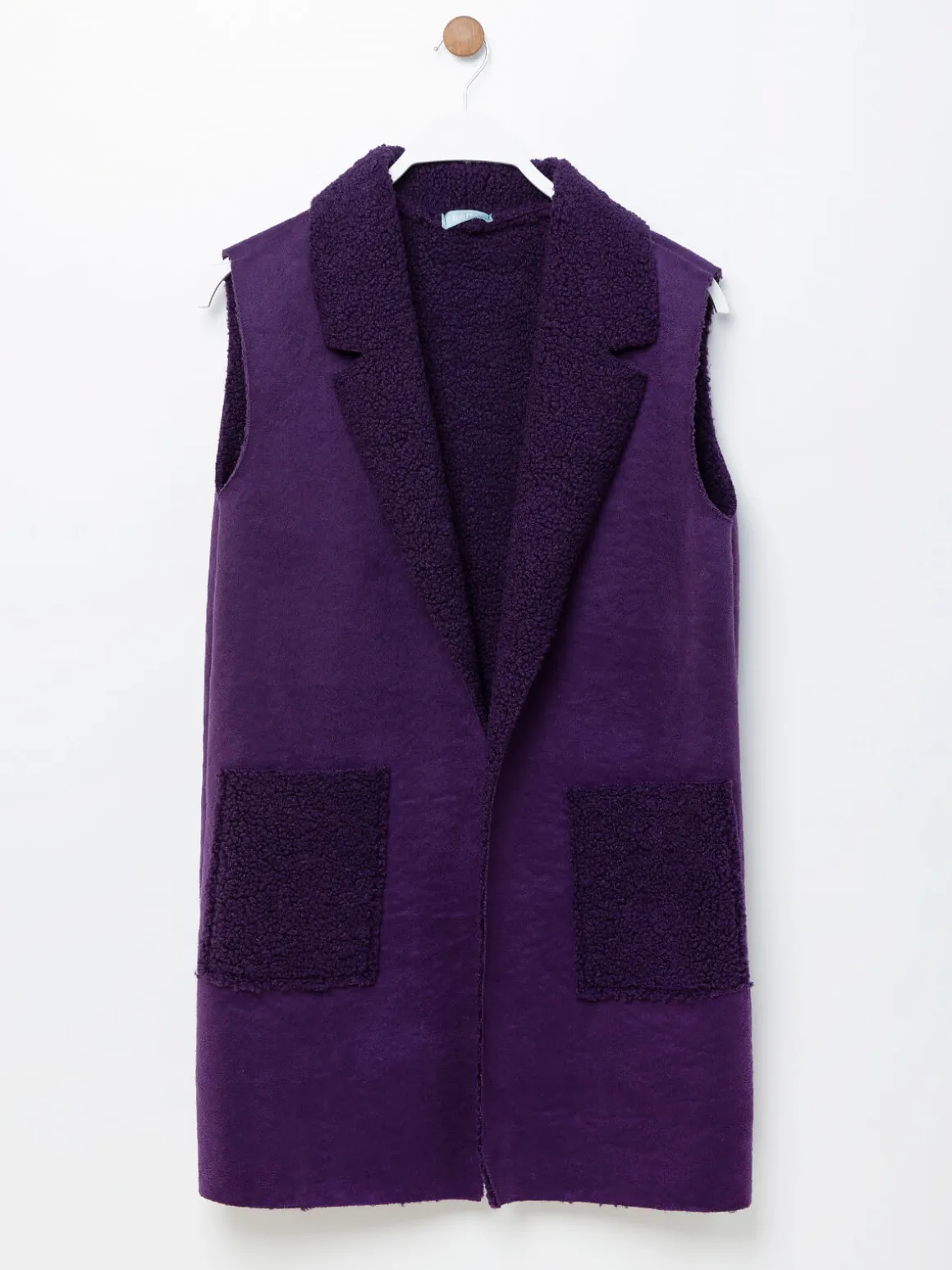 Colete efeito camurça com gola virada