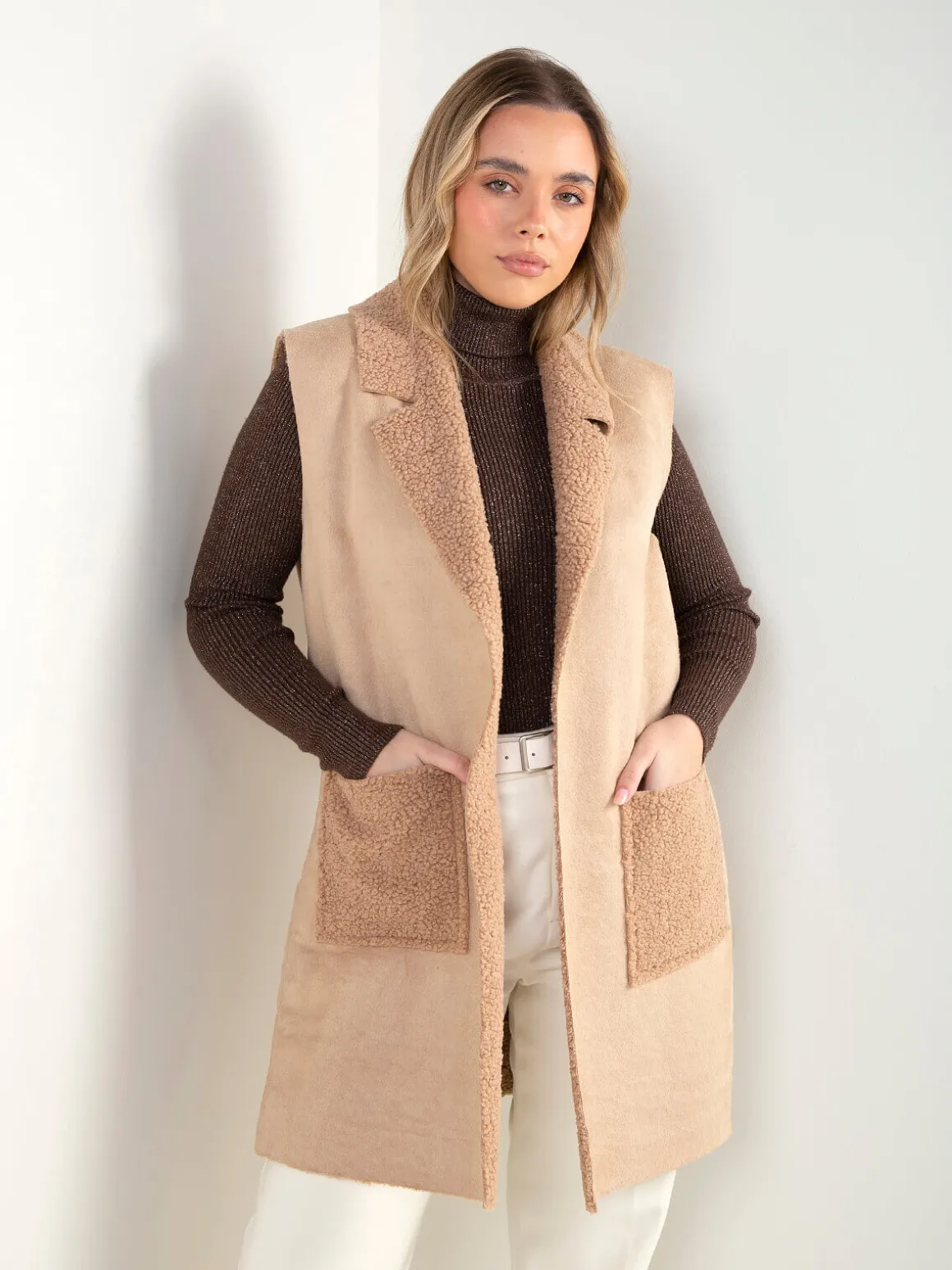 Colete efeito camurça com gola virada