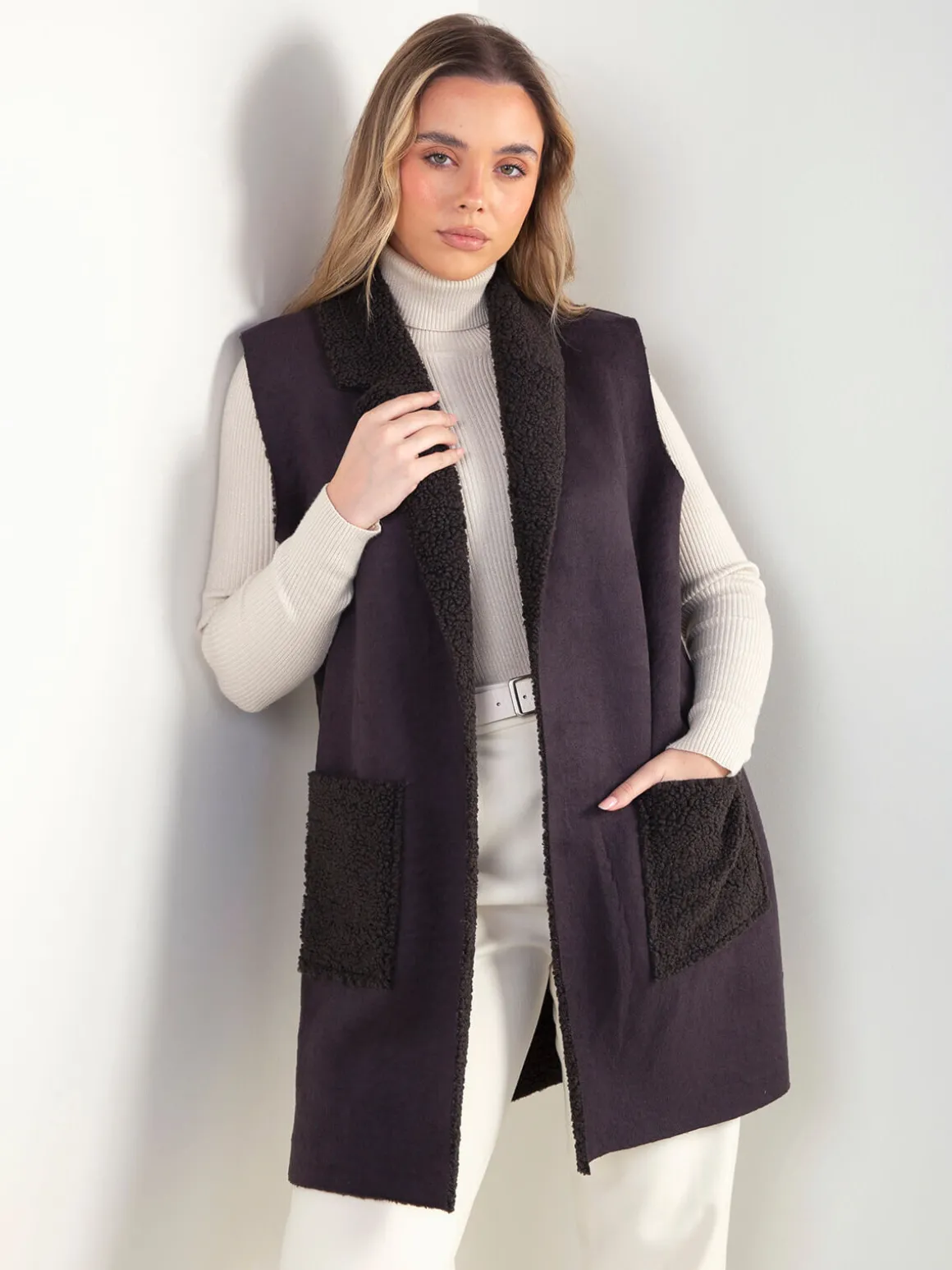 Colete efeito camurça com gola virada