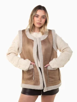 Colete efeito pele com pelo encaracolado