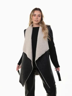 Colete efeito pele com pelo encaracolado