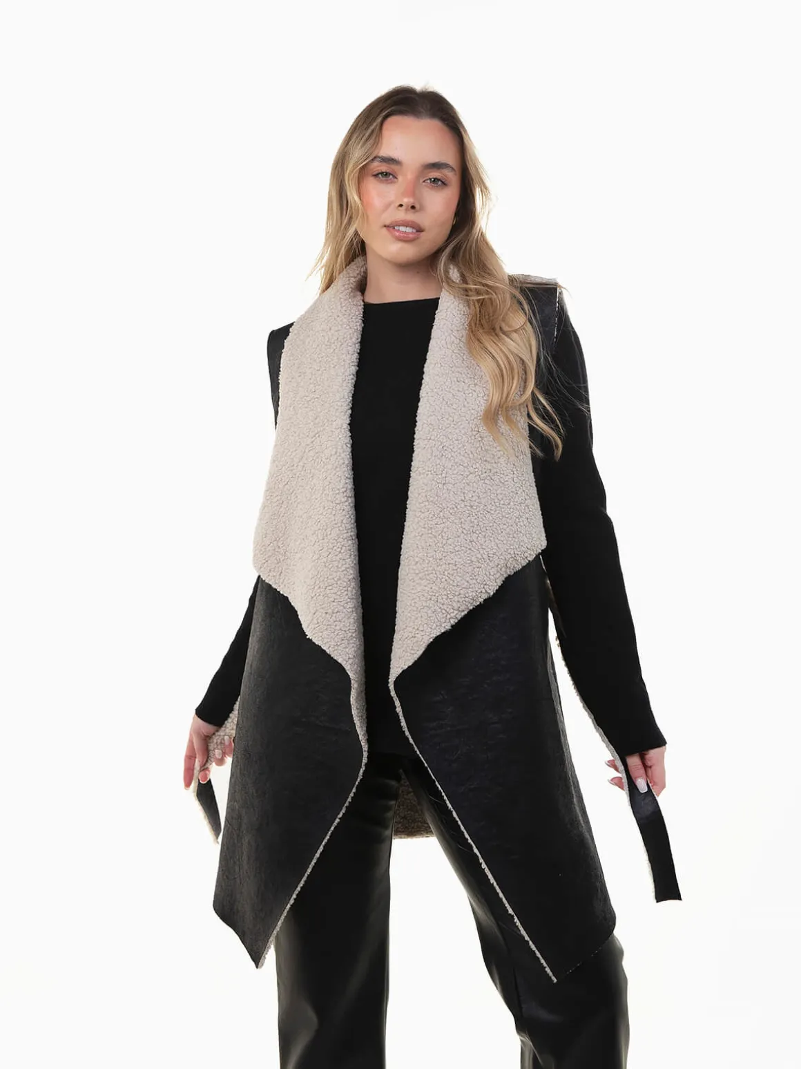 Colete efeito pele com pelo encaracolado