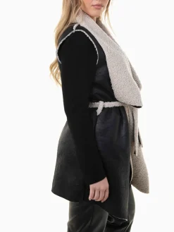 Colete efeito pele com pelo encaracolado