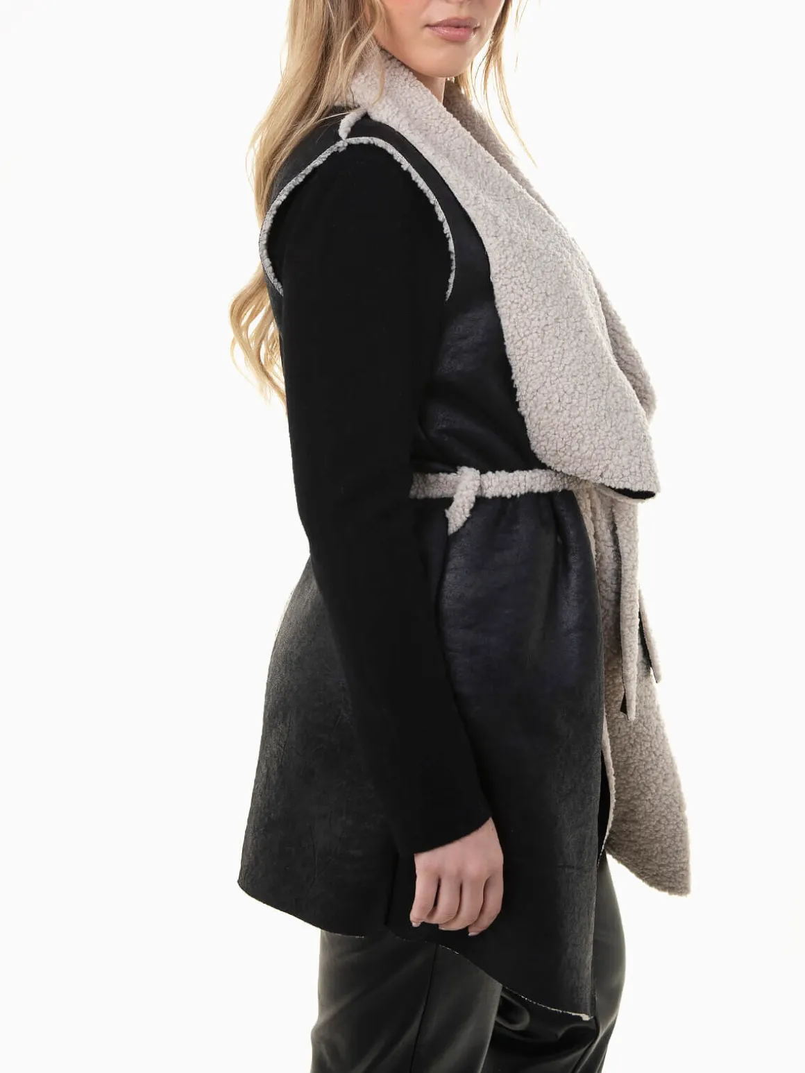 Colete efeito pele com pelo encaracolado