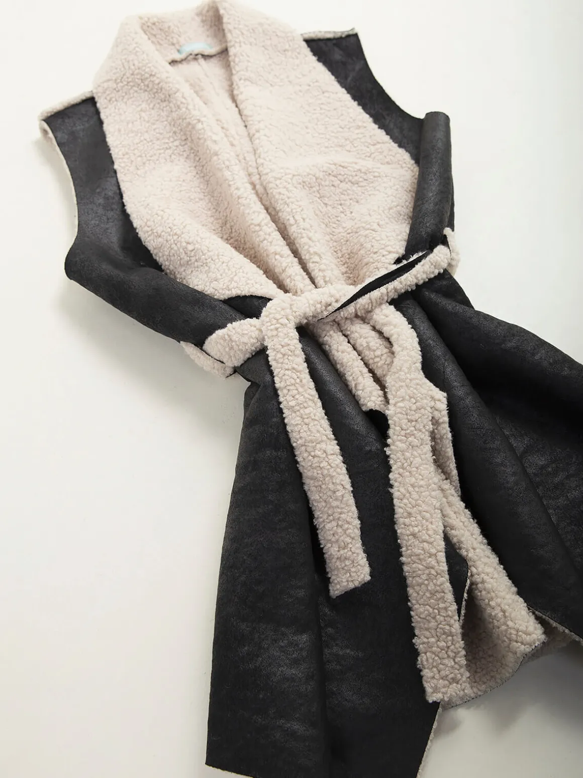 Colete efeito pele com pelo encaracolado