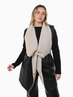 Colete efeito pele com pelo encaracolado