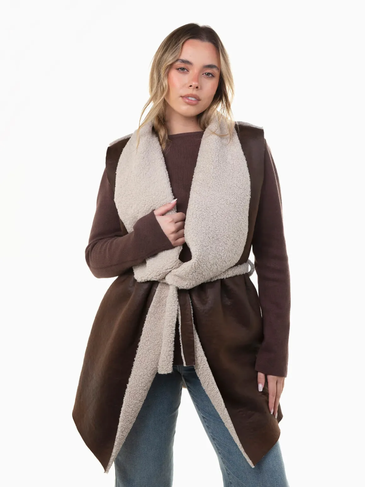 Colete efeito pele com pelo encaracolado