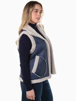 Colete efeito pele envelhecida com pelo encaracolado