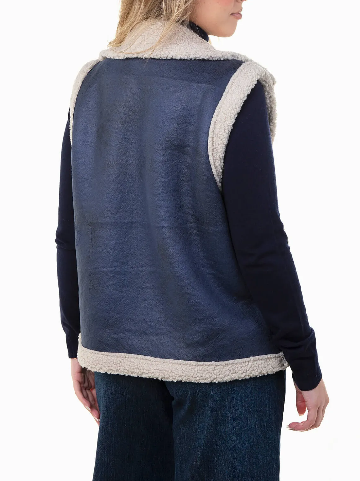 Colete efeito pele envelhecida com pelo encaracolado