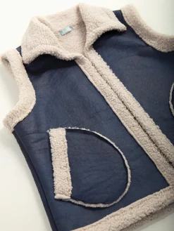 Colete efeito pele envelhecida com pelo encaracolado