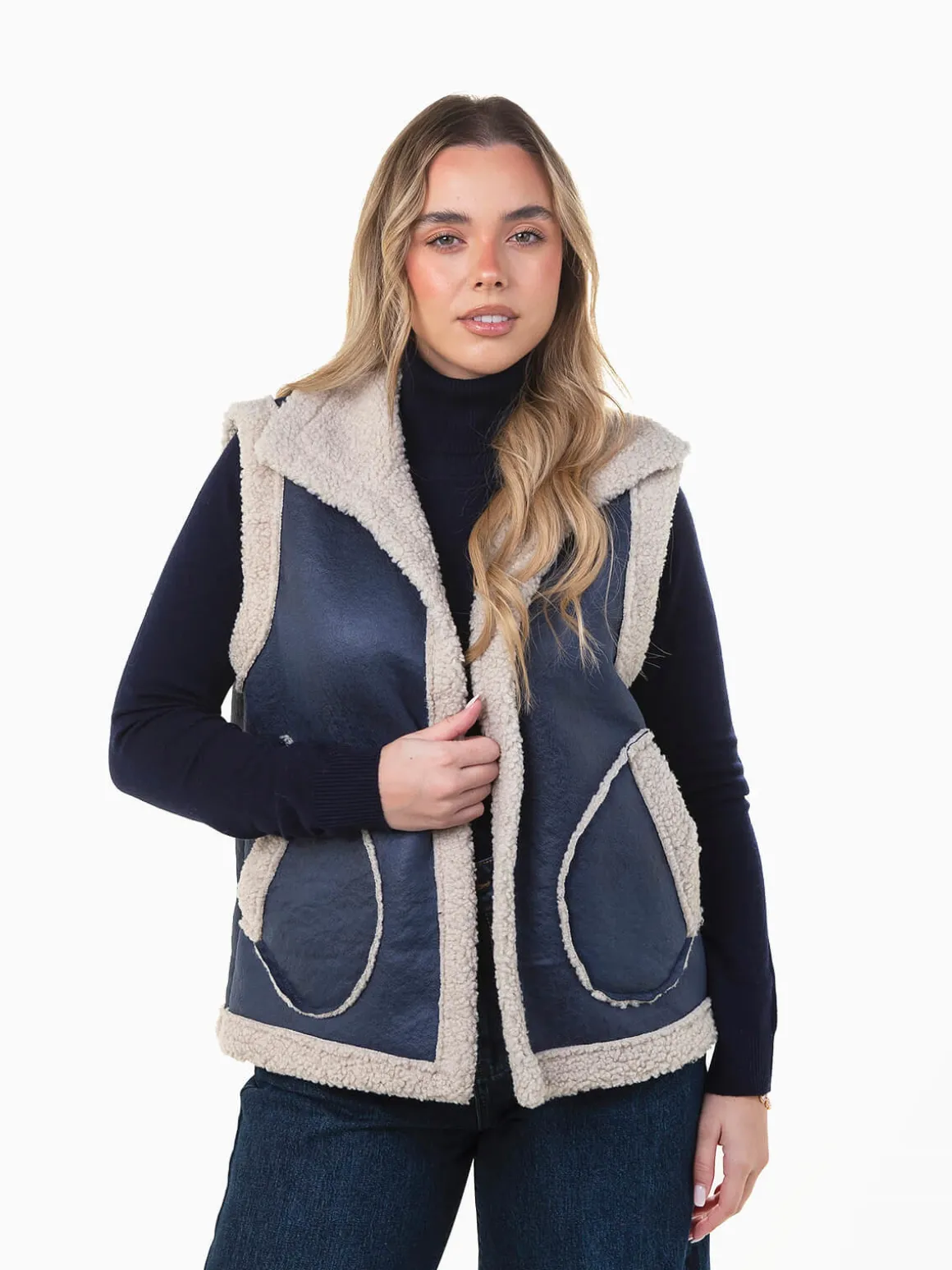 Colete efeito pele envelhecida com pelo encaracolado