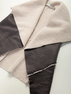 Colete efeito pelo encaracolado