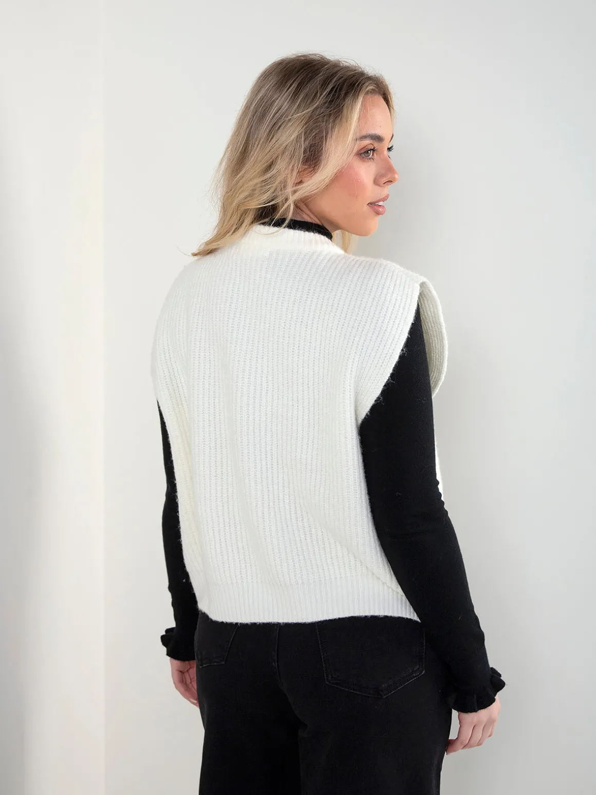 Colete malha pérola com botóes